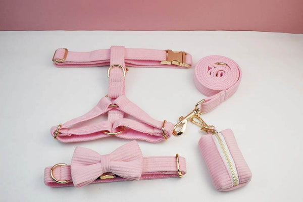 PERSONALIZZABILE - SET PETTORINA PER CANI IN VELLUTO ROSA CONFETTO A COSTE